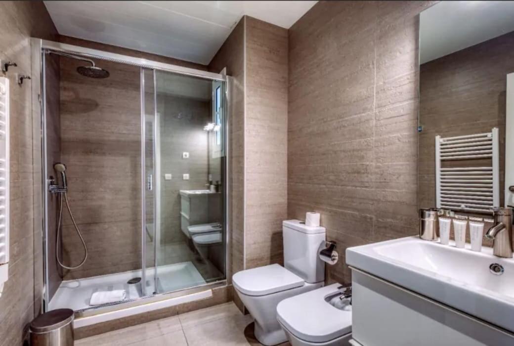 Perfectly Located 4Bed 4Bath Apartment In Barcelona 3 1 Екстериор снимка
